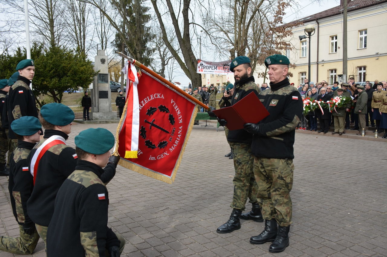 Dąbrowa T.: Poświęcono sztandar dla dąbrowskich strzelców