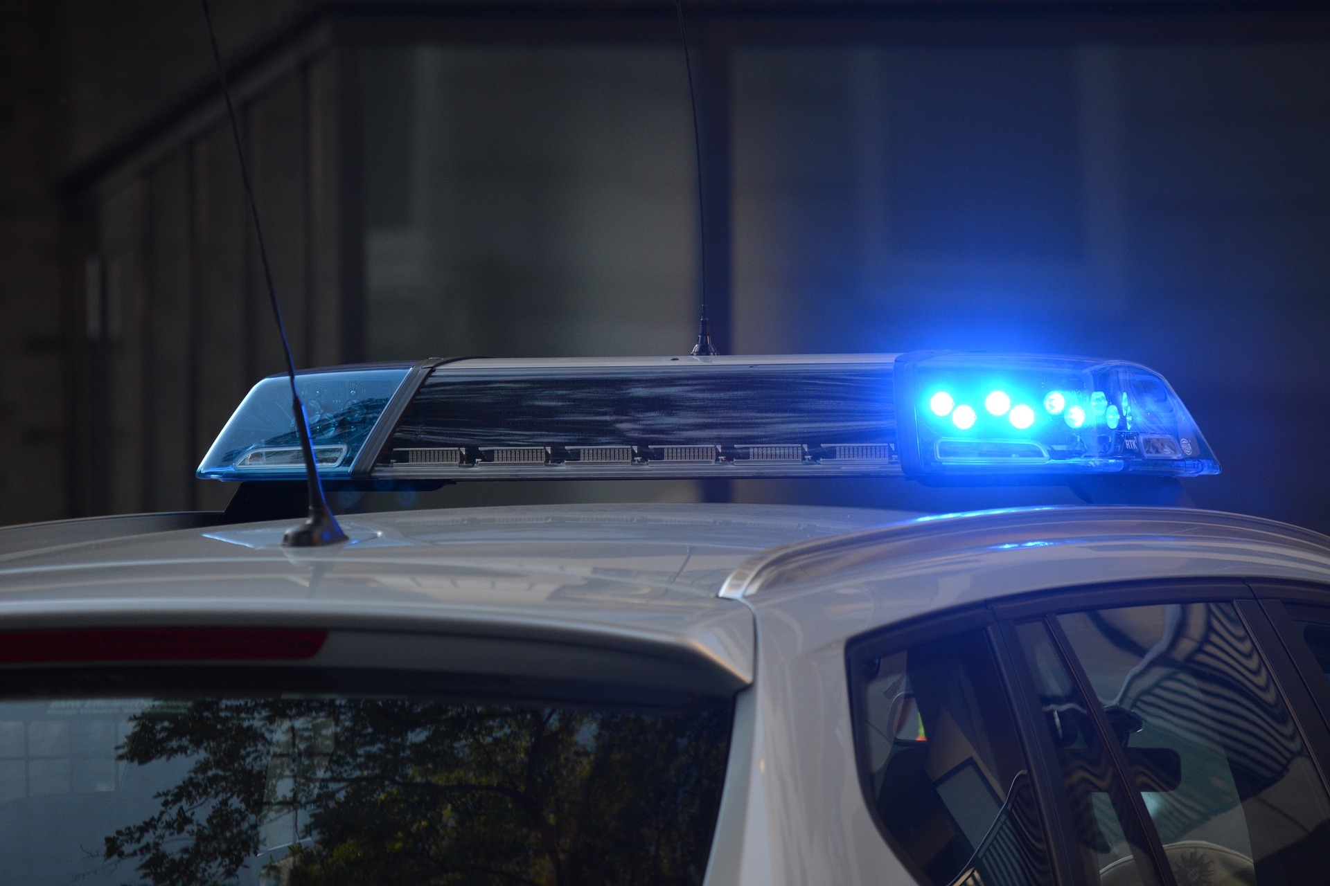 Nowy Sącz: Zakrwawiony mężczyzna wyskoczył z samochodu. Pomogli mu policjanci