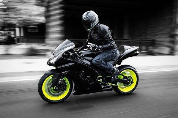 Dyżurny uratował życie rannemu w wypadku motocykliście