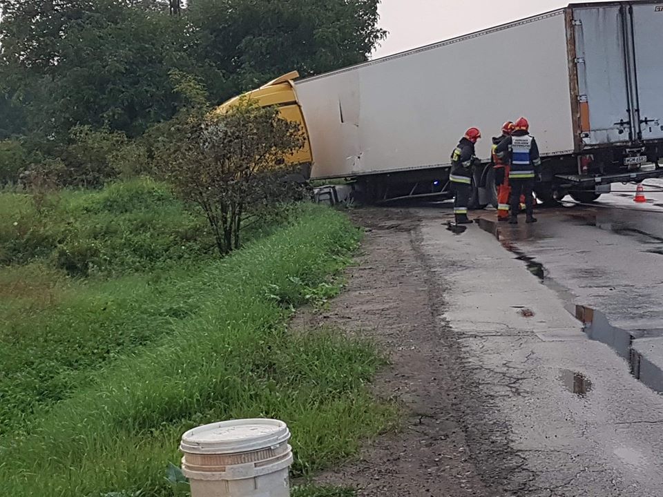 Kraków: ulica Brzeska zablokowana. Tir leży w rowie