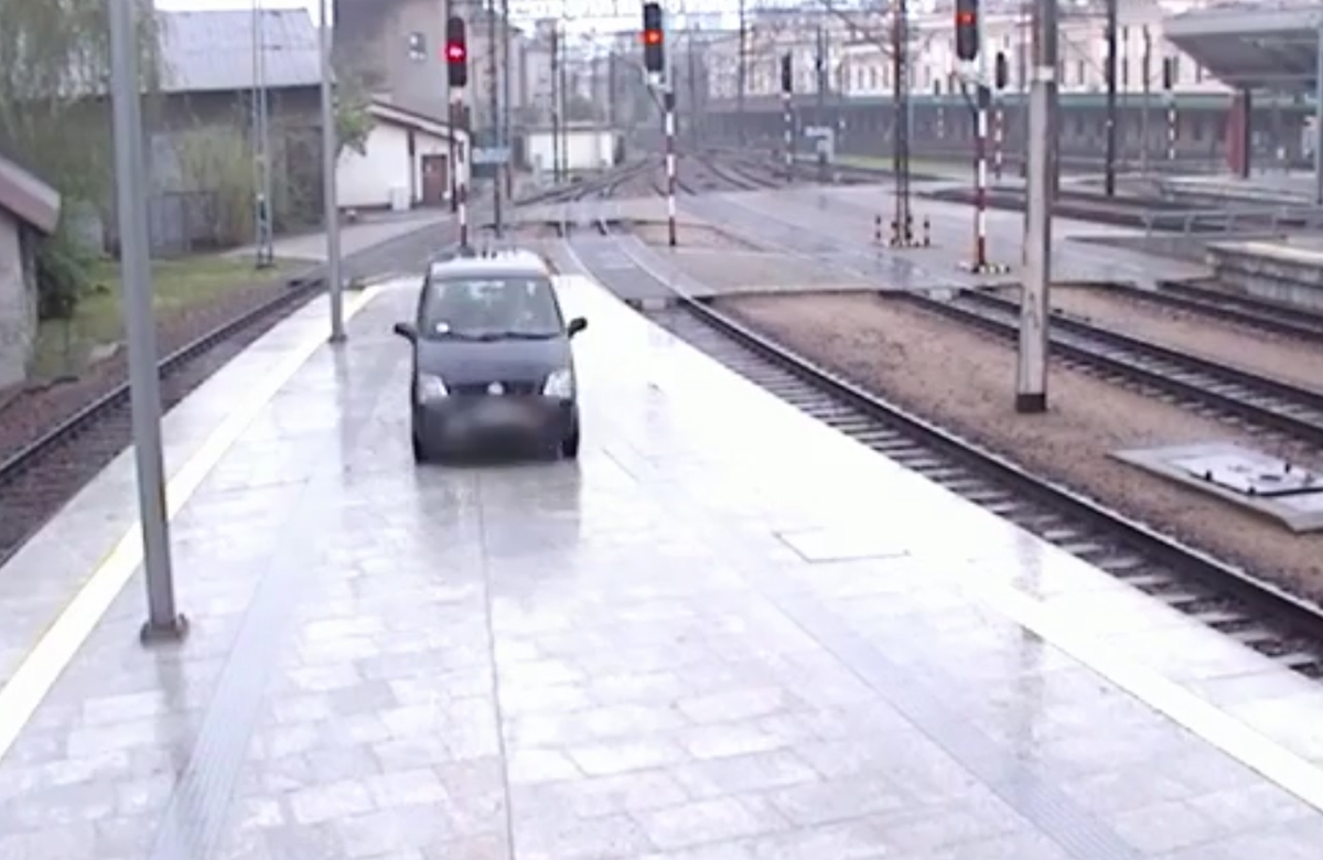 Pijany wjechał wprost pod odjeżdżający pociąg [WIDEO]