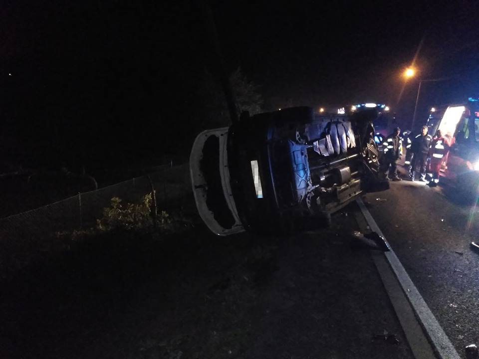 Wypadek w Zatorze. Samochód wywrócił się na jezdnię