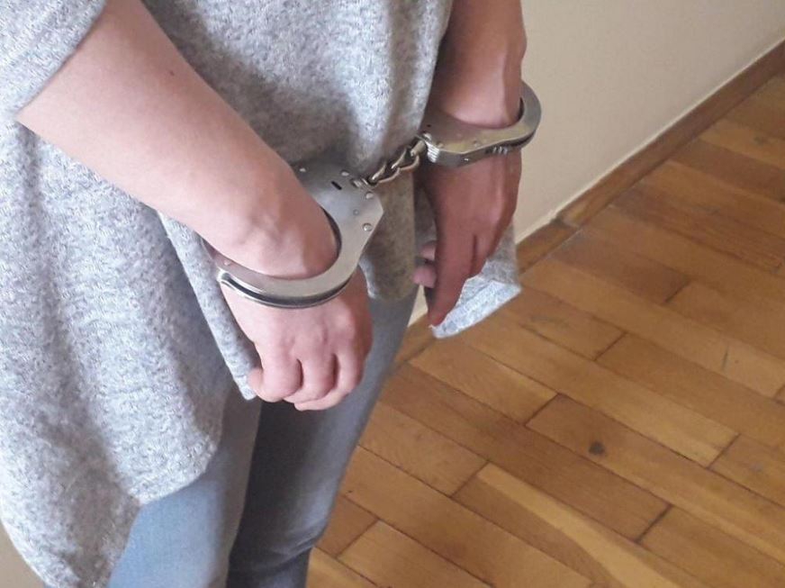 Odpowiedzą za płatną protekcję oraz wyłudzenie niemal 300 tys. zł