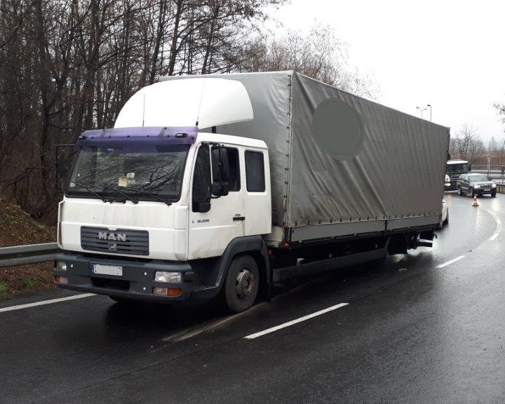 Awaria przeładowanej ciężarówki na A4. Odpadły jej… koła [ZDJĘCIA]