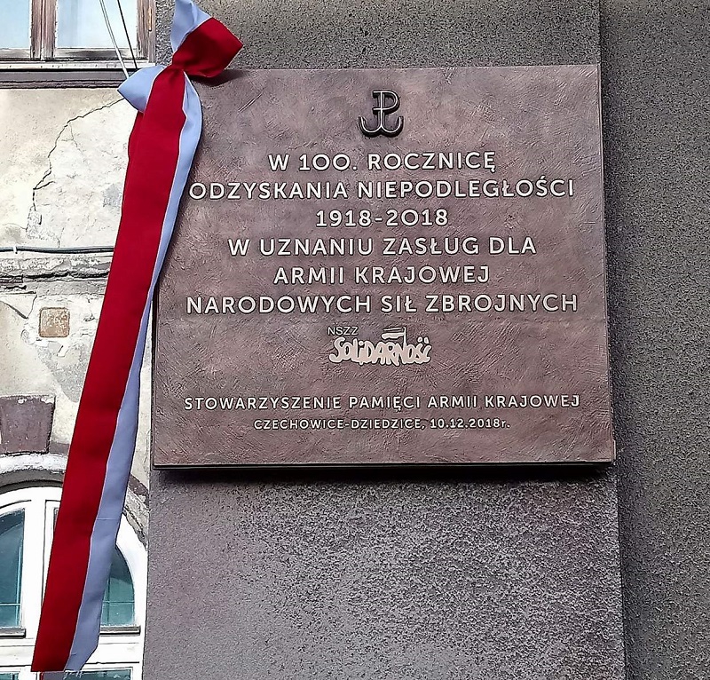 Pamiątkowa tablica na Dziedzickim Dworcu PKP