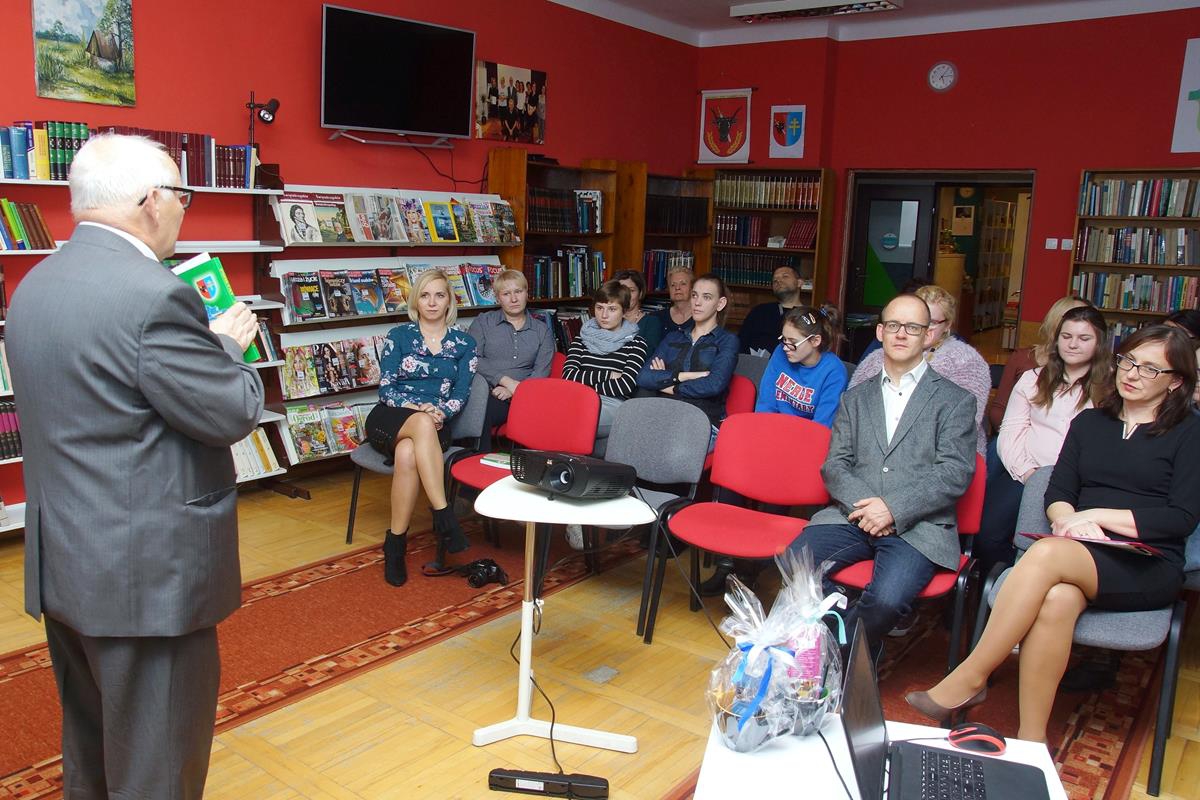 Promocja monografii Powiatu Kazimierskiego w bibliotece