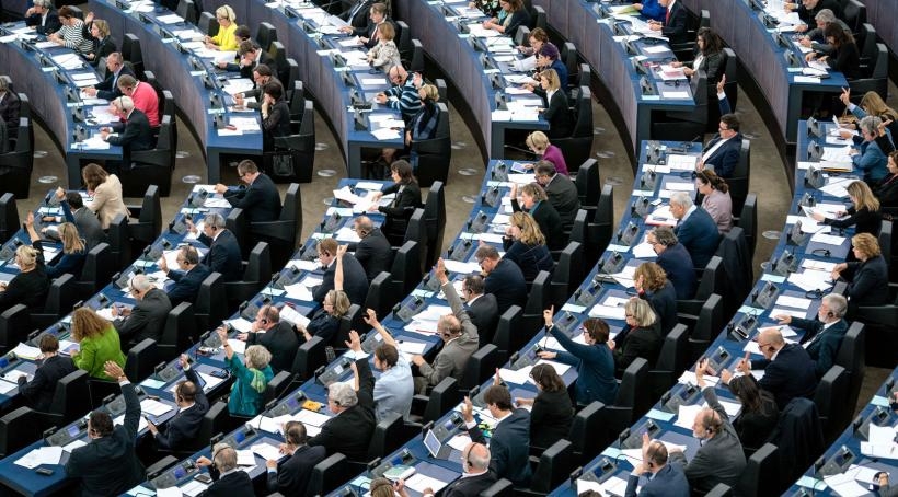 PE w liczbach: najstarszy europoseł ma 80 lat, uchwalanie prawa trwa średnio 18 miesięcy