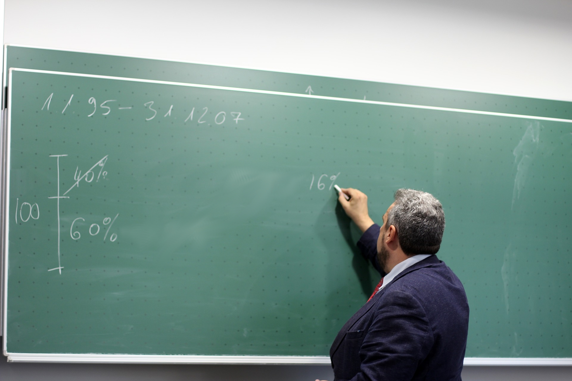 Czy nauczyciele będą pracować w szkole 8 godzin dzienne? To może być jedna ze zmian w oświacie