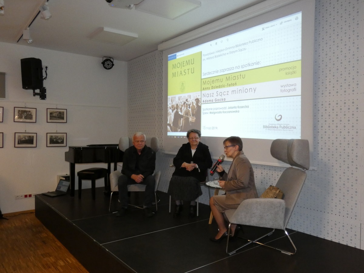 Anna Dziedzic-Totoń i Adam Gocek w starosądeckiej bibliotece