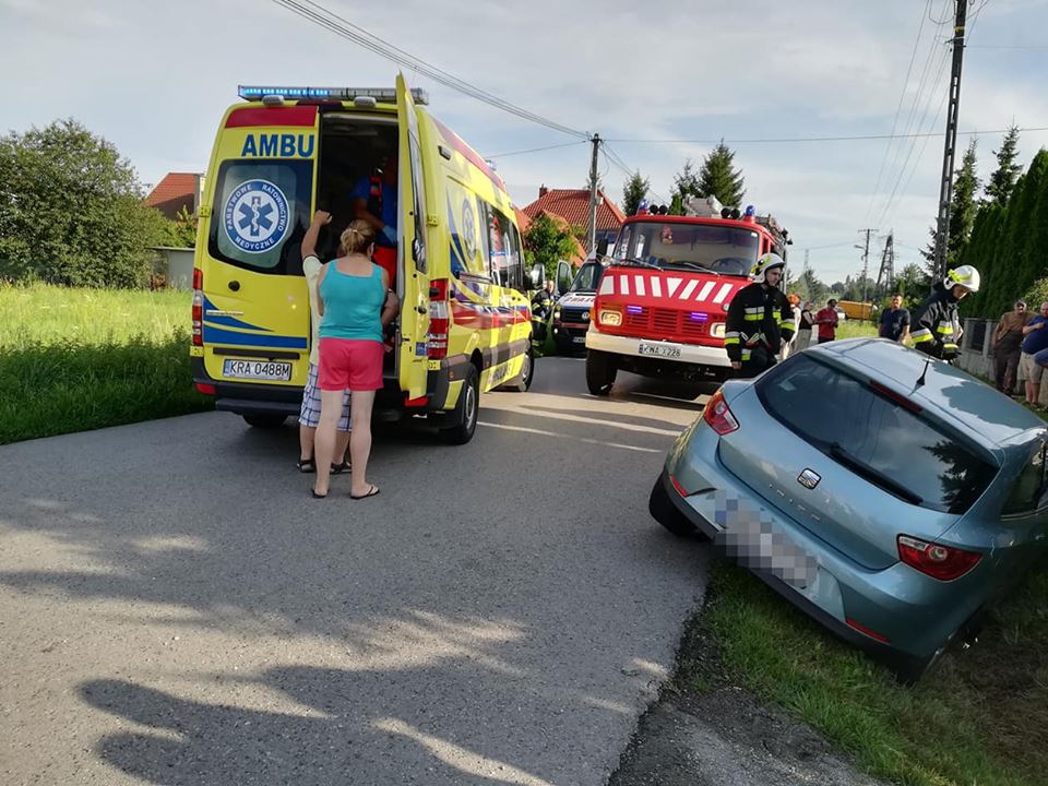 Sosnowice: stracił panowanie nad autem i wjechał w mostek
