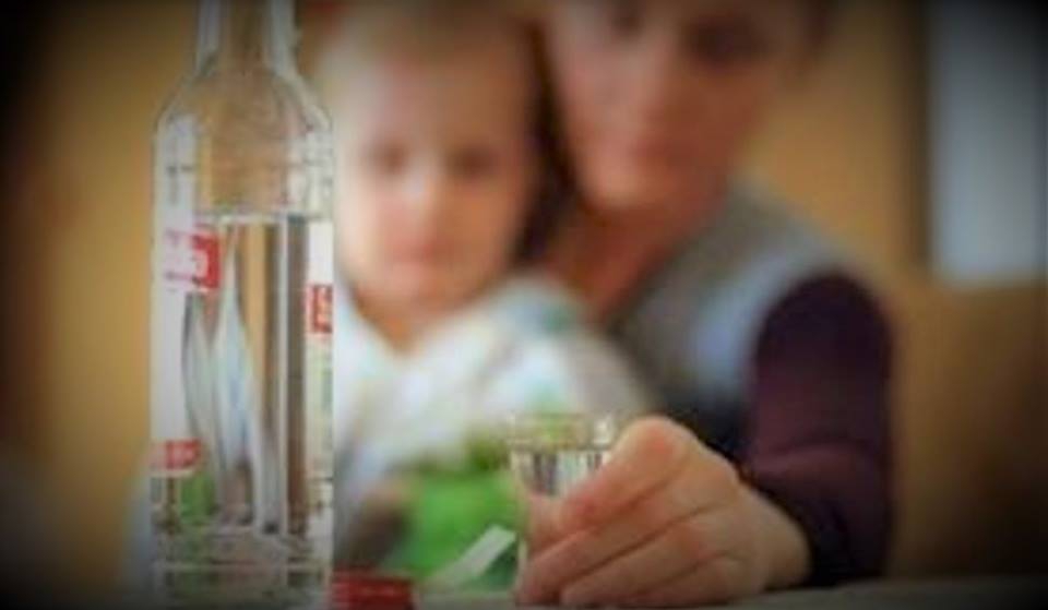 Tuchów: pijana matka opiekowała się dziećmi. Najmłodsze miało 3 lata