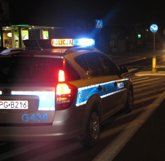 Był zziębnięty i zagubiony. Pomogli mu policjanci