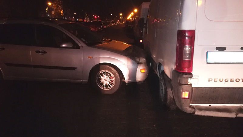 Oświęcim: zapomniała zaciągnąć hamulec ręczny. Auto uderzyło w stojący samochód