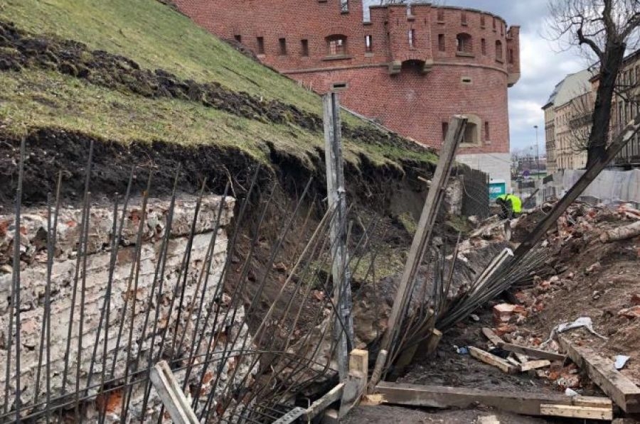 Działania po wypadku na terenie budowy przy Wawelu