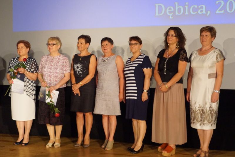 8 nauczycieli dębickich szkół przeszło na emeryturę