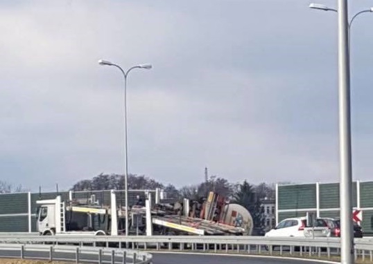 Zablokowany wjazd na A4. Wywróciła się cysterna [ZDJĘCIA]