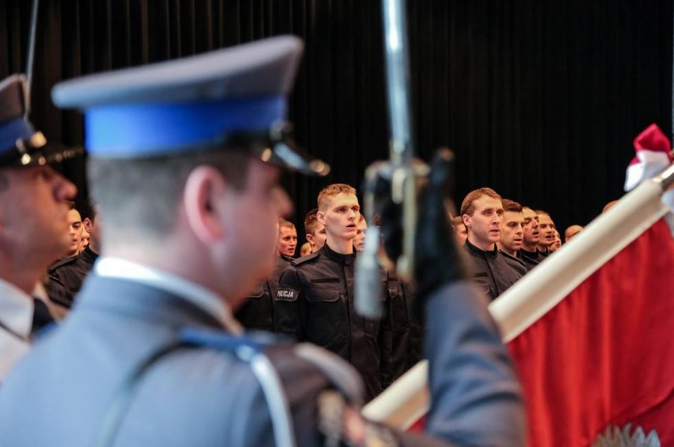 Słowa policyjnej roty wypowiedziało 112 nowych policjantów. Ilu trafi do Brzeska?