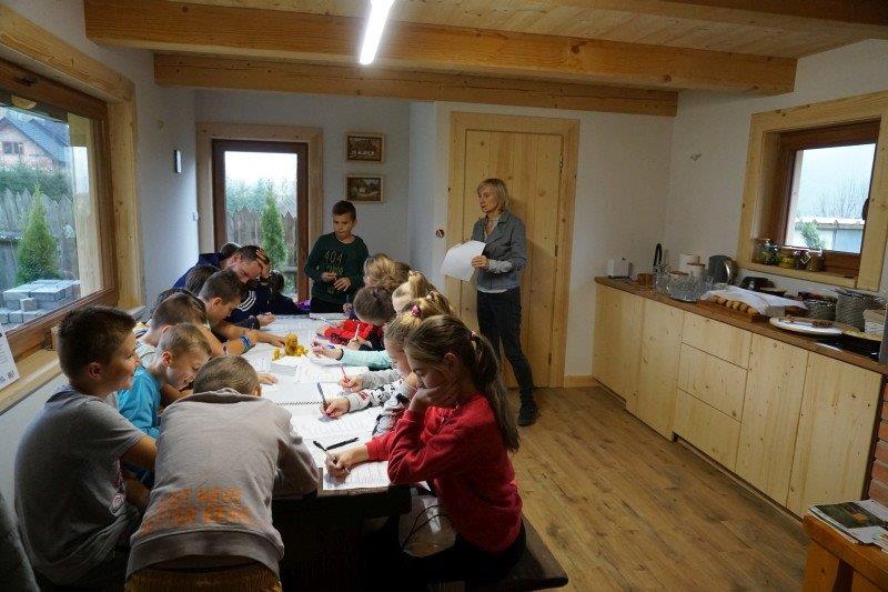 Pierwsze zajęcia edukacyjne w zagórzańskiej pasiece