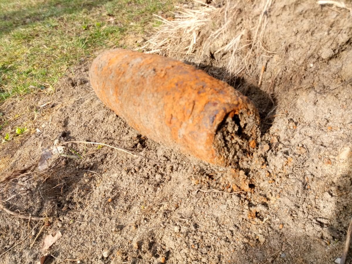 Dąbrowa T.: Wykopała pocisk artyleryjski w ogrodzie