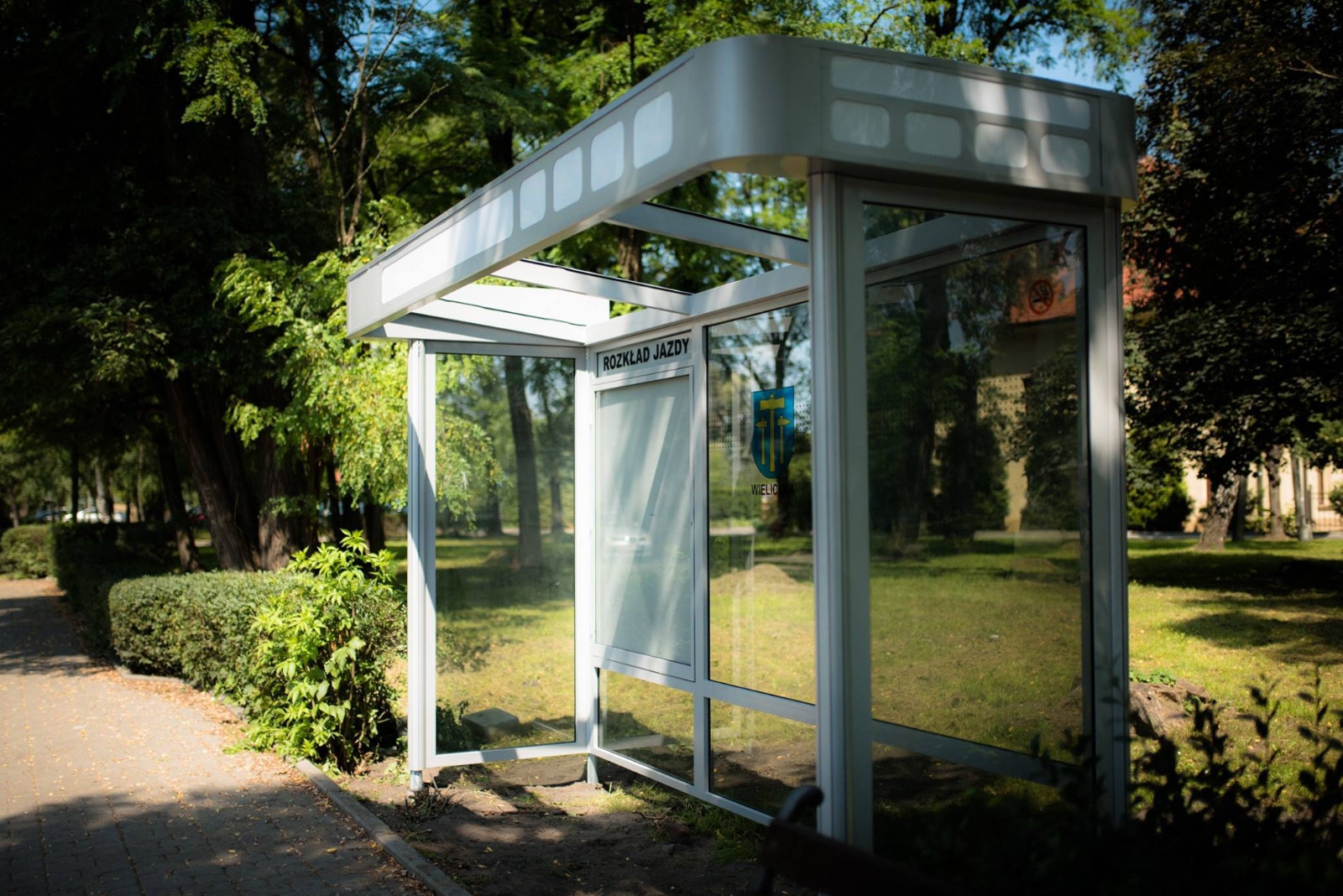 Wieliczka: montaż wiat przystankowych