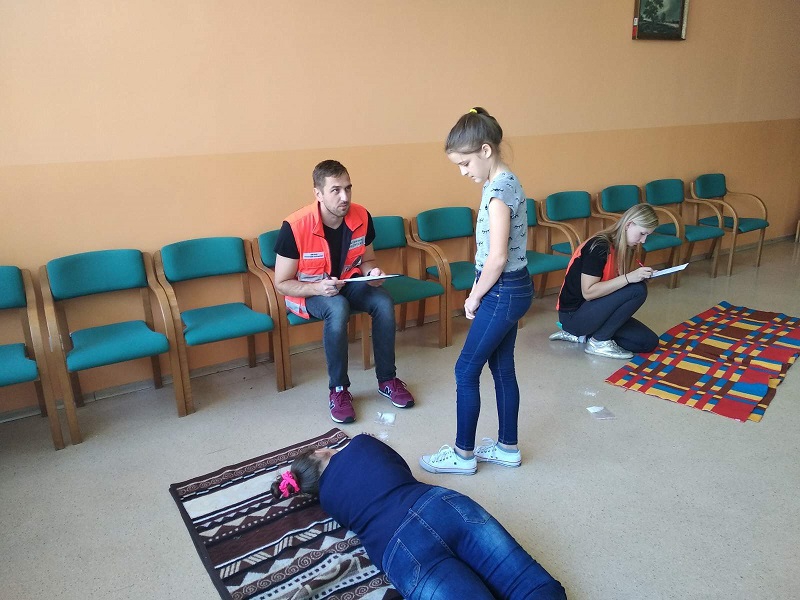 Bielscy uczniowie udzielają pierwszej pomocy