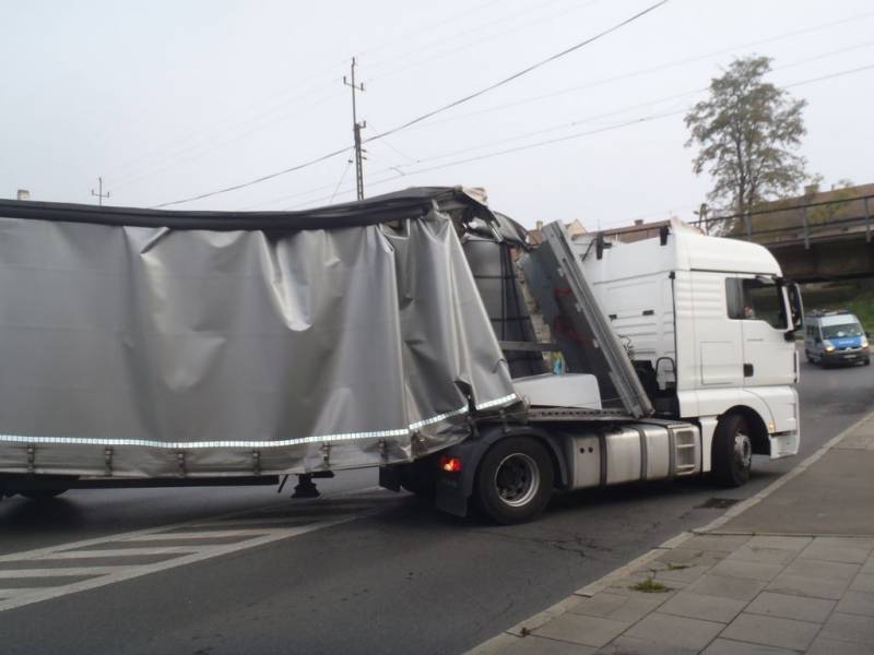 Nowy Sącz: ciężarówka zaklinowała się pod wiaduktem [ZDJĘCIA]