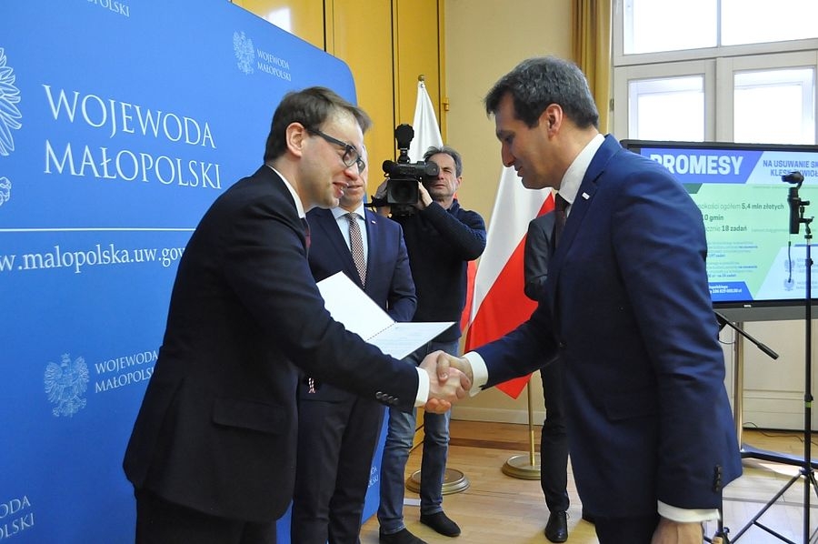 Pleśna: 440 tys. na usuwanie skutków powodzi