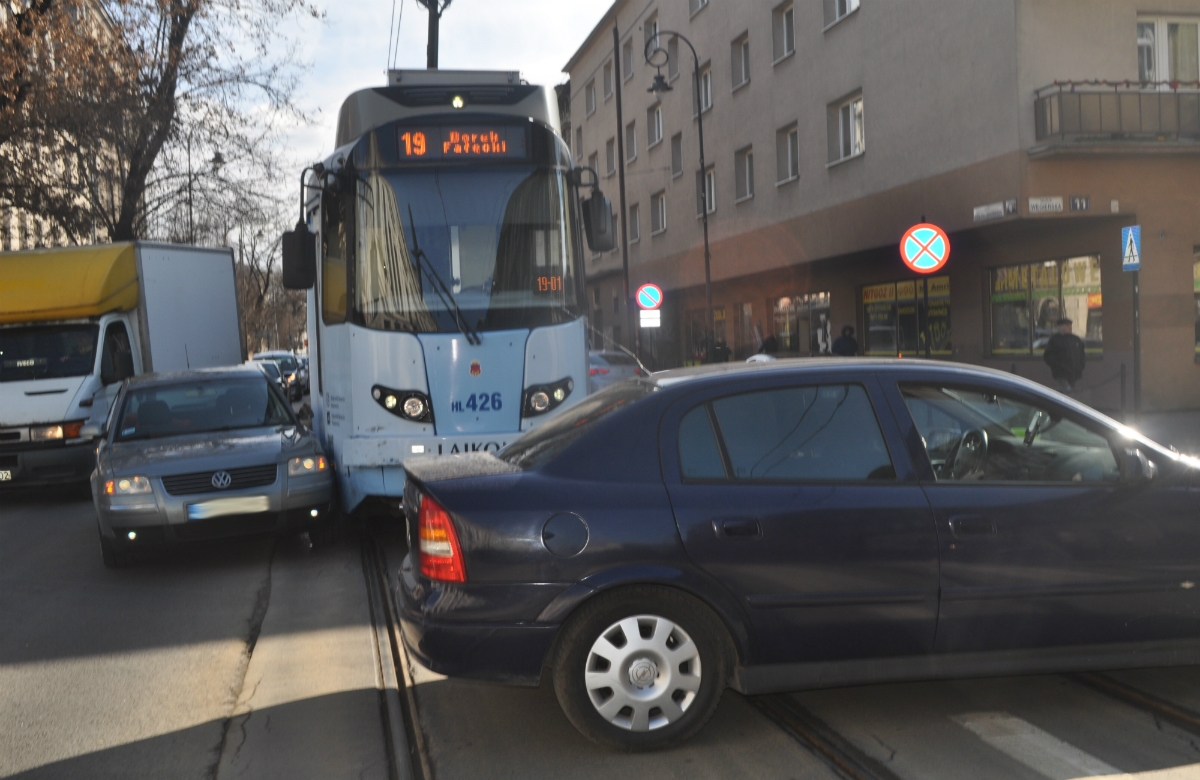 [Z OSTATNIEJ CHWILI] Wypadek na Limanowskiego. Samochód osobowy zderzył się z tramwajem