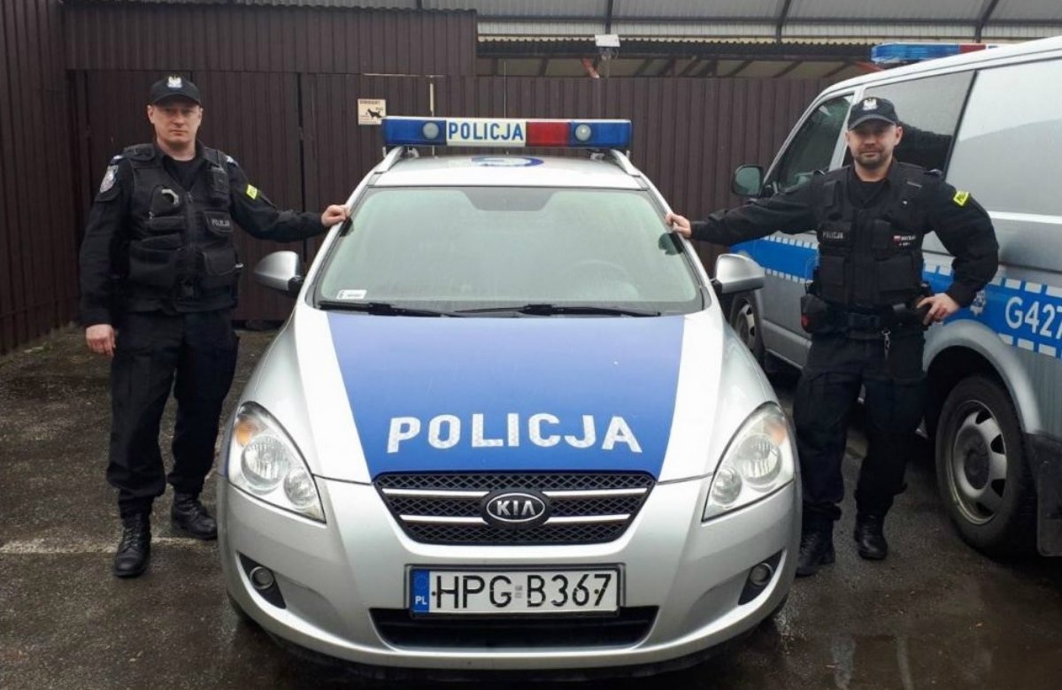 Babice: Policjanci ewakuowali mężczyznę z płonącego budynku