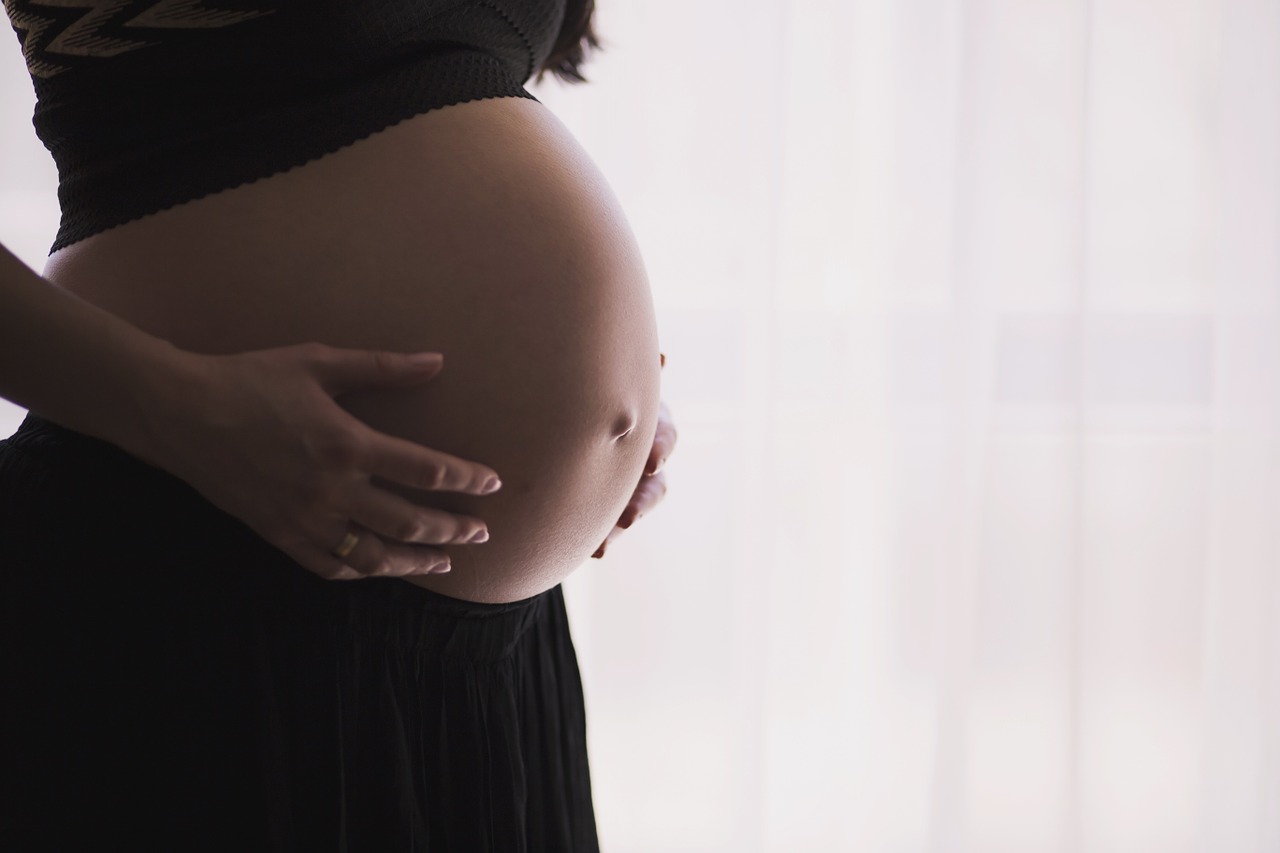 Jasienica: pijany 29-latek uderzał głową ciężarnej żony o podłogę